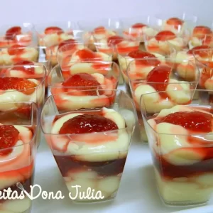 Doce de copinho de morango com creme