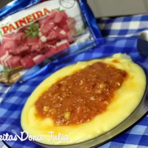 Polenta cremosa com ragu de carne seca