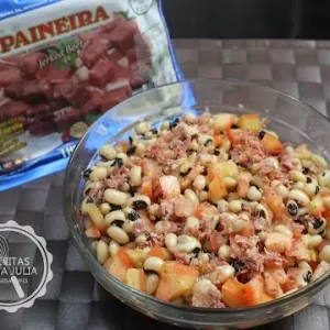 Salada de feijão fradinho e carne seca