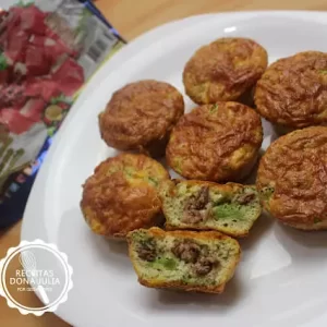 Bolinho de brócolis com carne seca