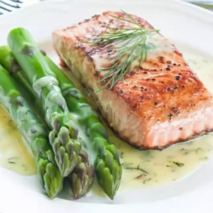 Salmão Assado com Aspargos e Salada de Folhas Verdes