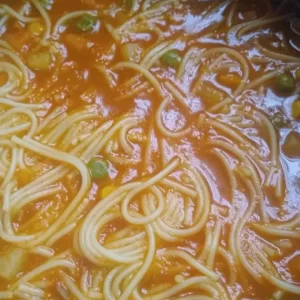 Sopa de macarrão com legumes