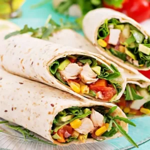 Wraps de frango com abacate e vegetais